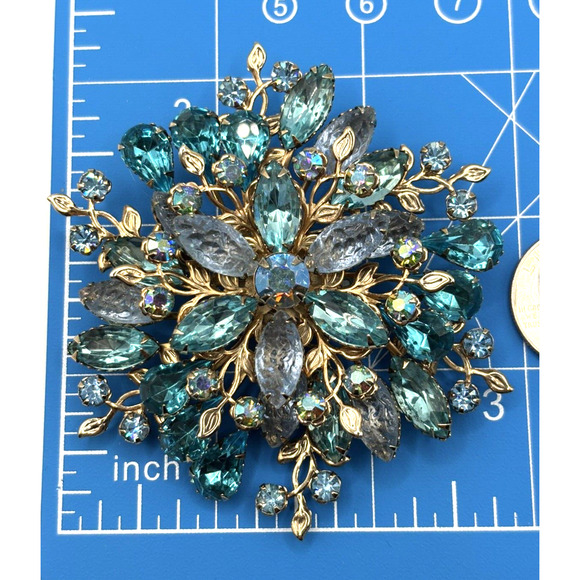 Vintage 3D Plastic Rhinestone Brooch Blue Gold Tone J1-3016 - Picture 6 of 10
